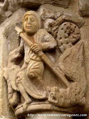 CAPITELES DEL VENTANAL A NUESTRA DERECHA, DESDE EL INTERIOR DEL CEMENTERIO